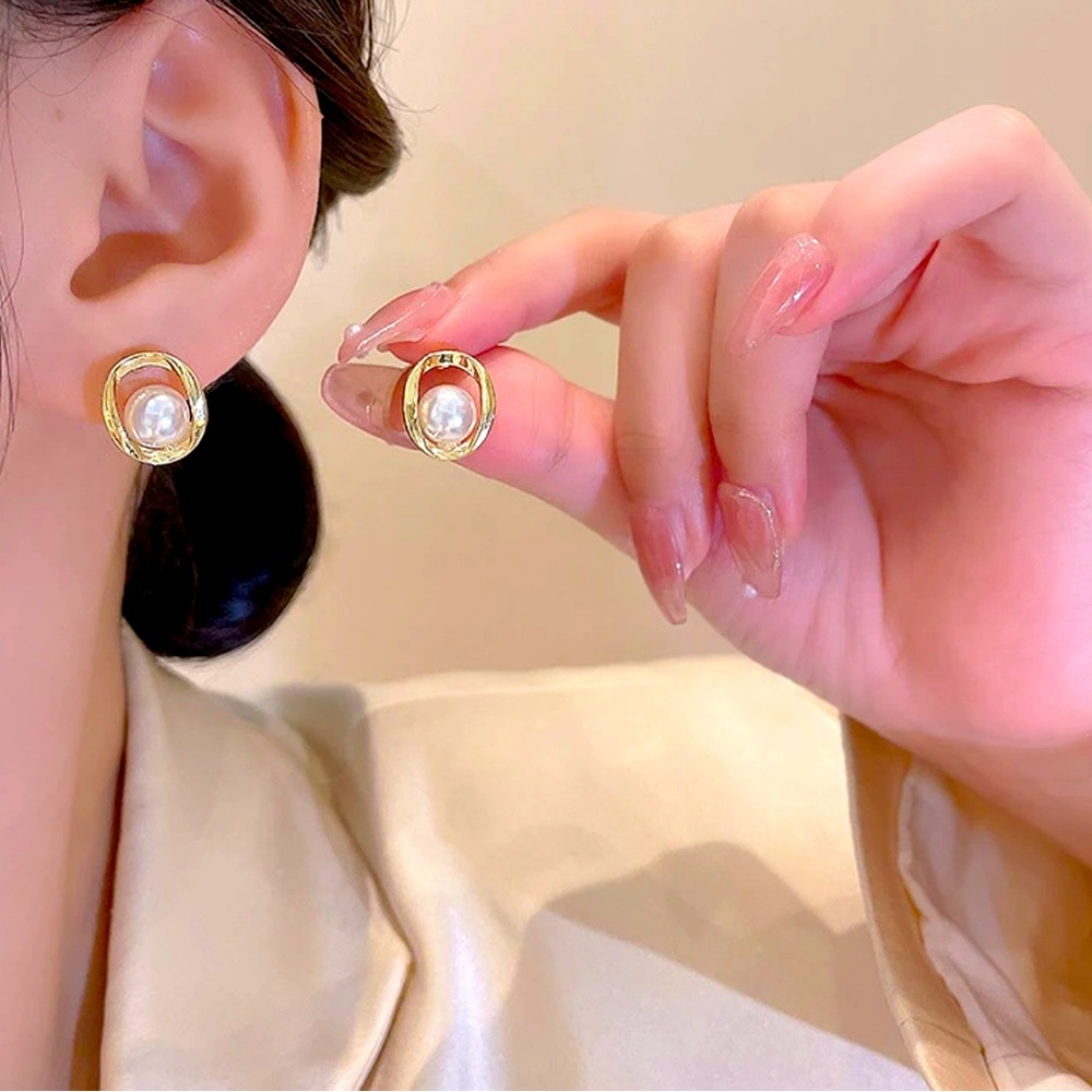Round Pearl Earrings
